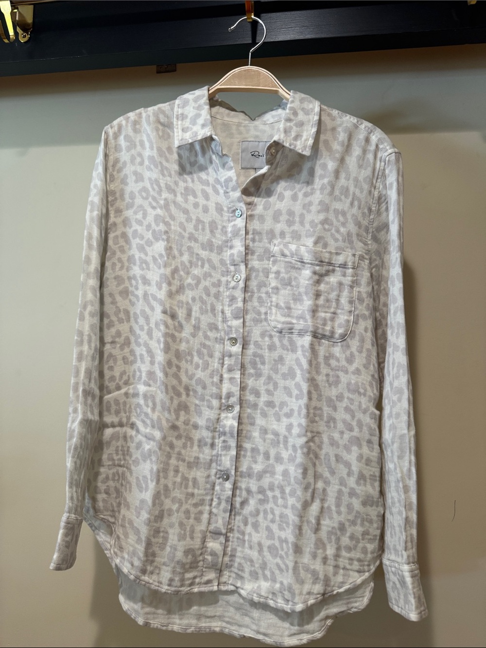 Rails Women's Button-Down Shirt in Light Gray Leopard Print